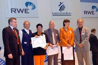 Mit den Preistrgern der Wettbewerbsklasse 4 freuen sich Achim Sdmeier (li.), Vertriebsvorstand der RWE Rhein-Ruhr AG, und Dr. Johannes Eulering (re.), Vizeprsident des LandesSportBundes NRW